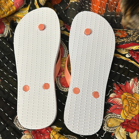 NWOT Flip flops - Picture 4 of 4